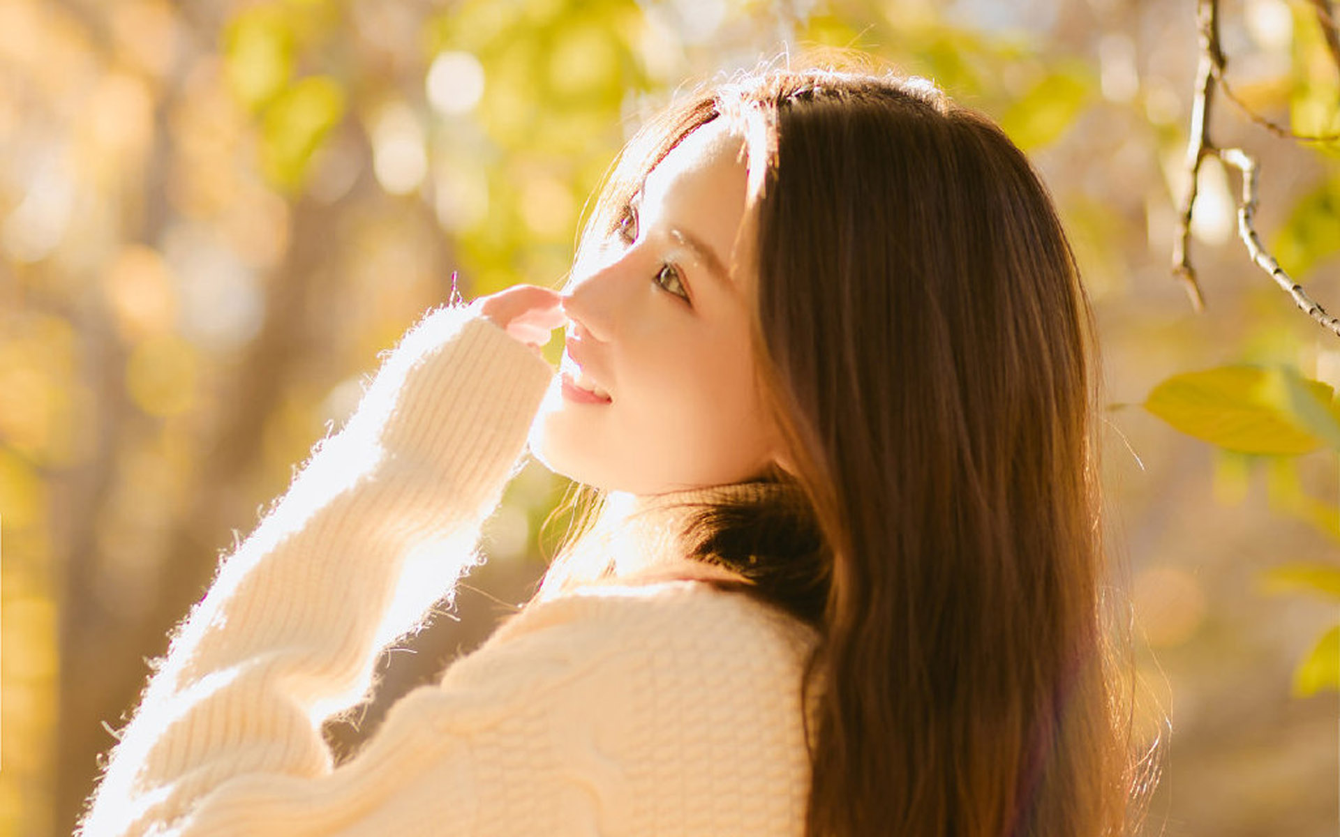 清新长发美女户外写真桌面壁纸