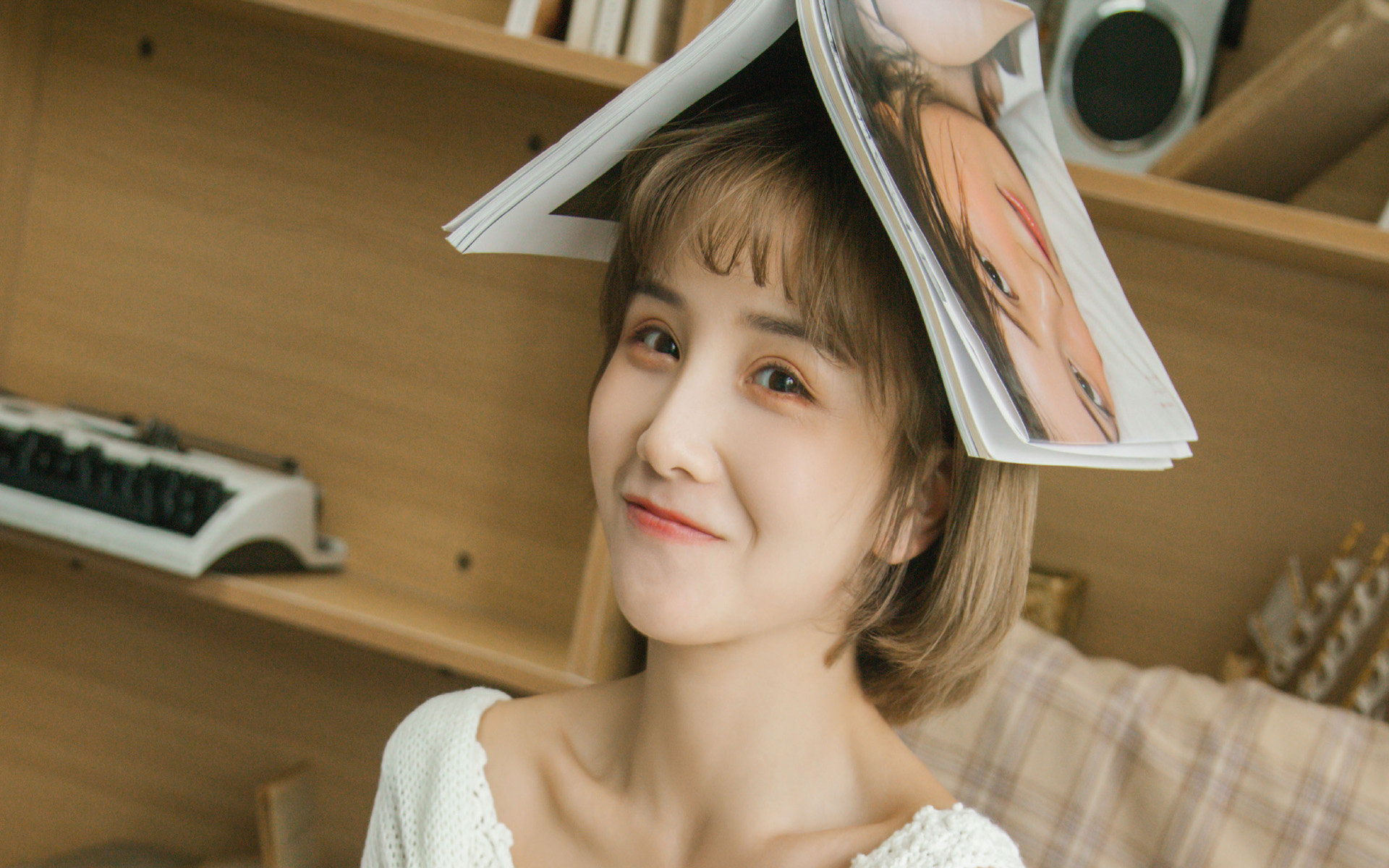 性感短发美女居家文艺写真壁纸
