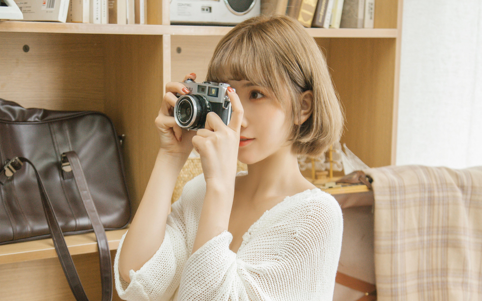 性感短发美女居家文艺写真壁纸