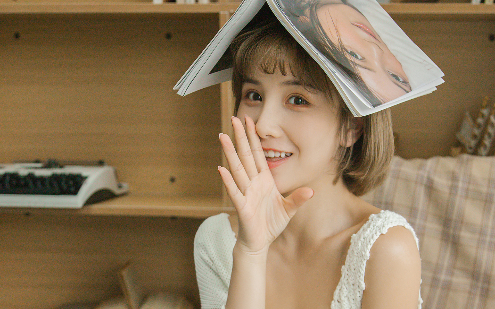 性感短发美女居家文艺写真壁纸