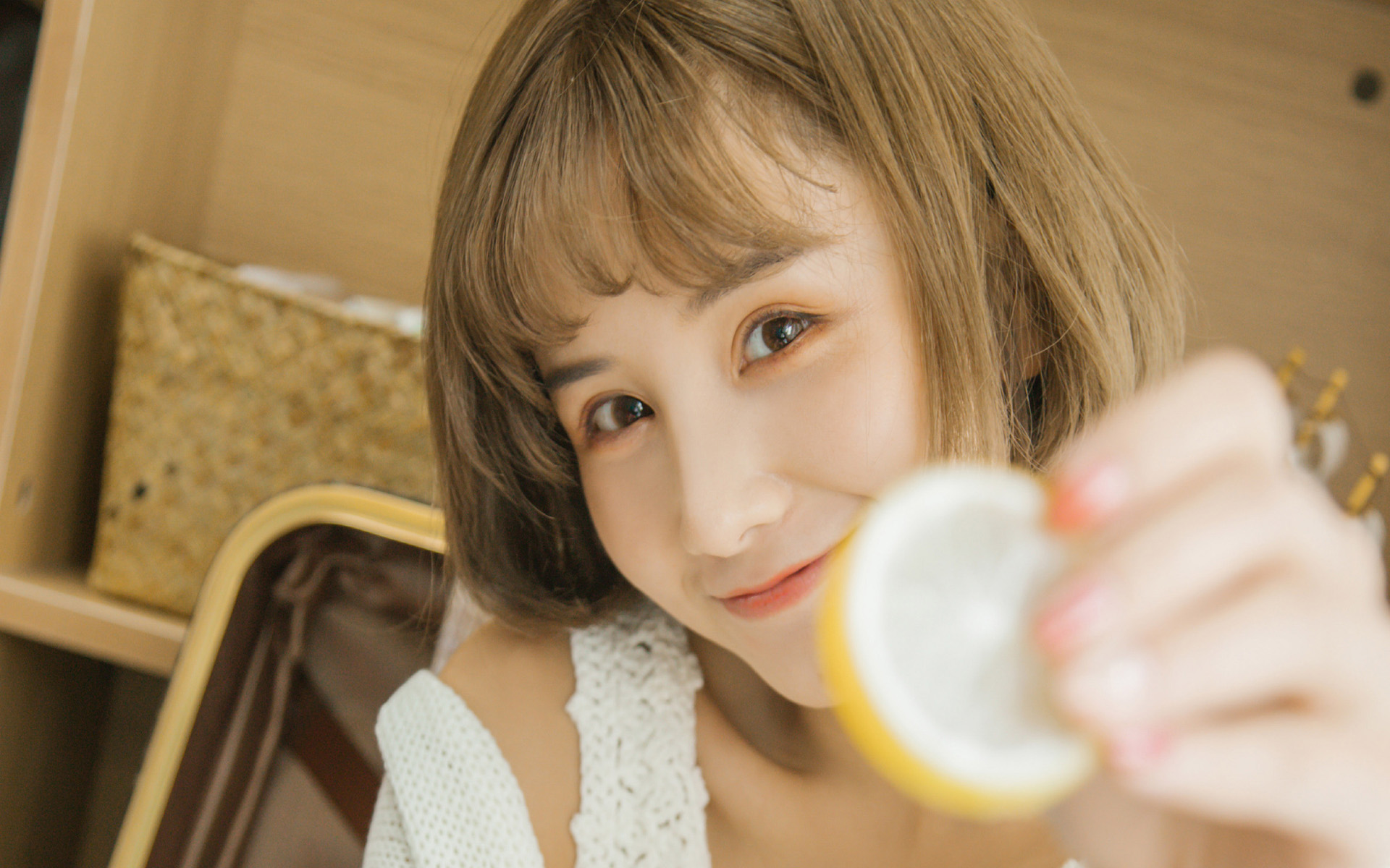 性感短发美女居家文艺写真壁纸