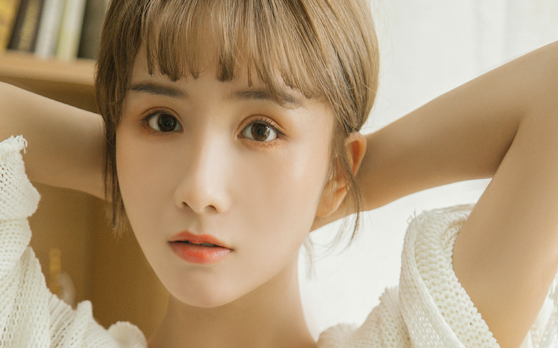 性感短发美女居家文艺写真壁纸