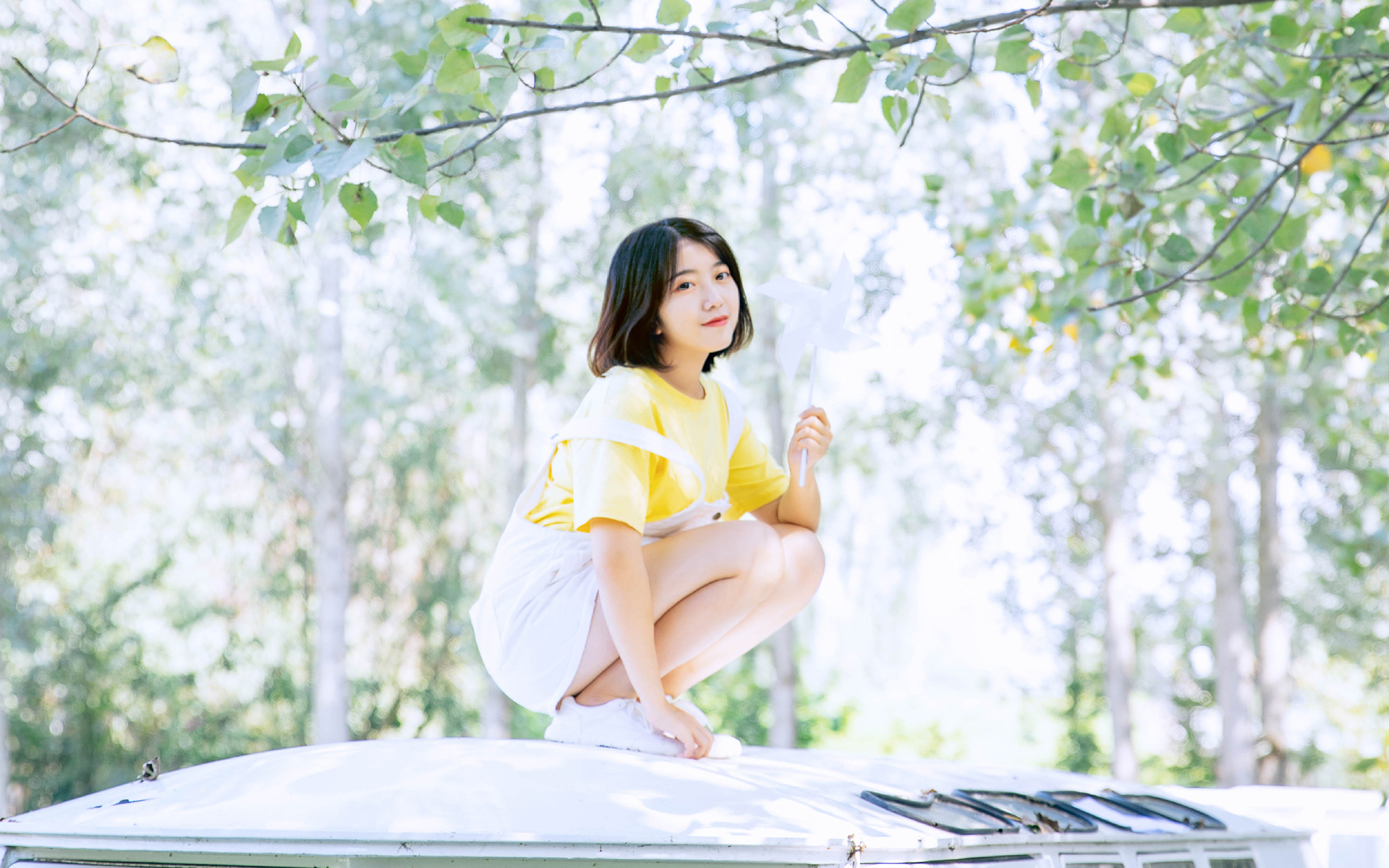 清纯短发美女高清桌面壁纸