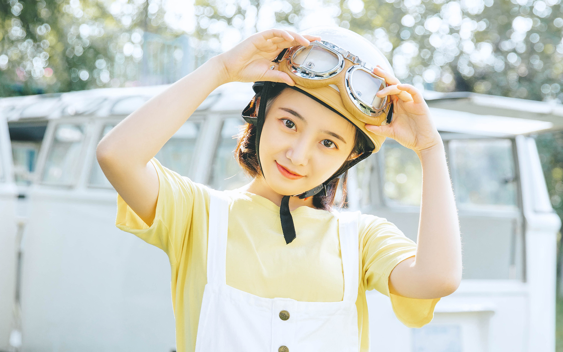 清纯短发美女高清桌面壁纸