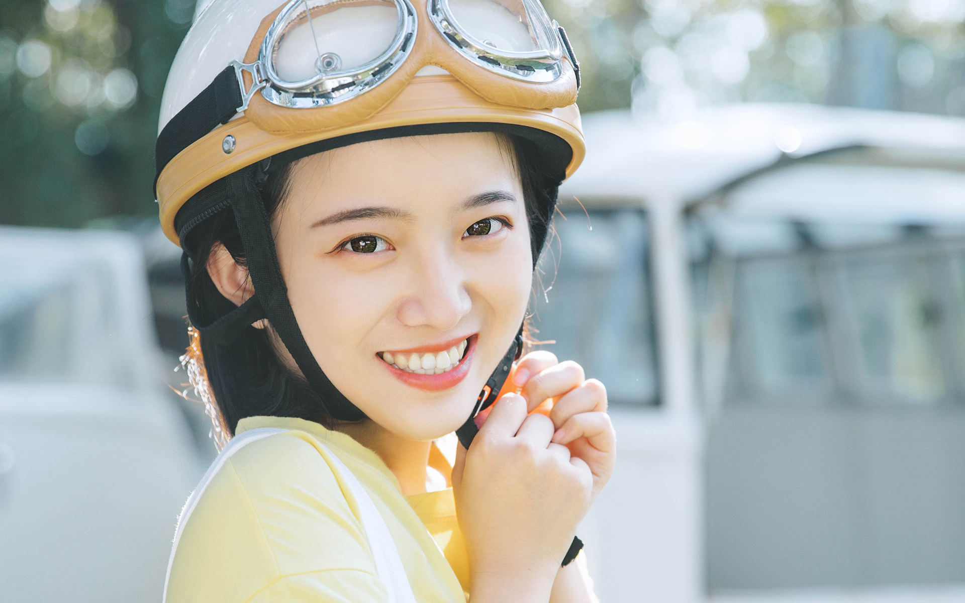 清纯短发美女高清桌面壁纸