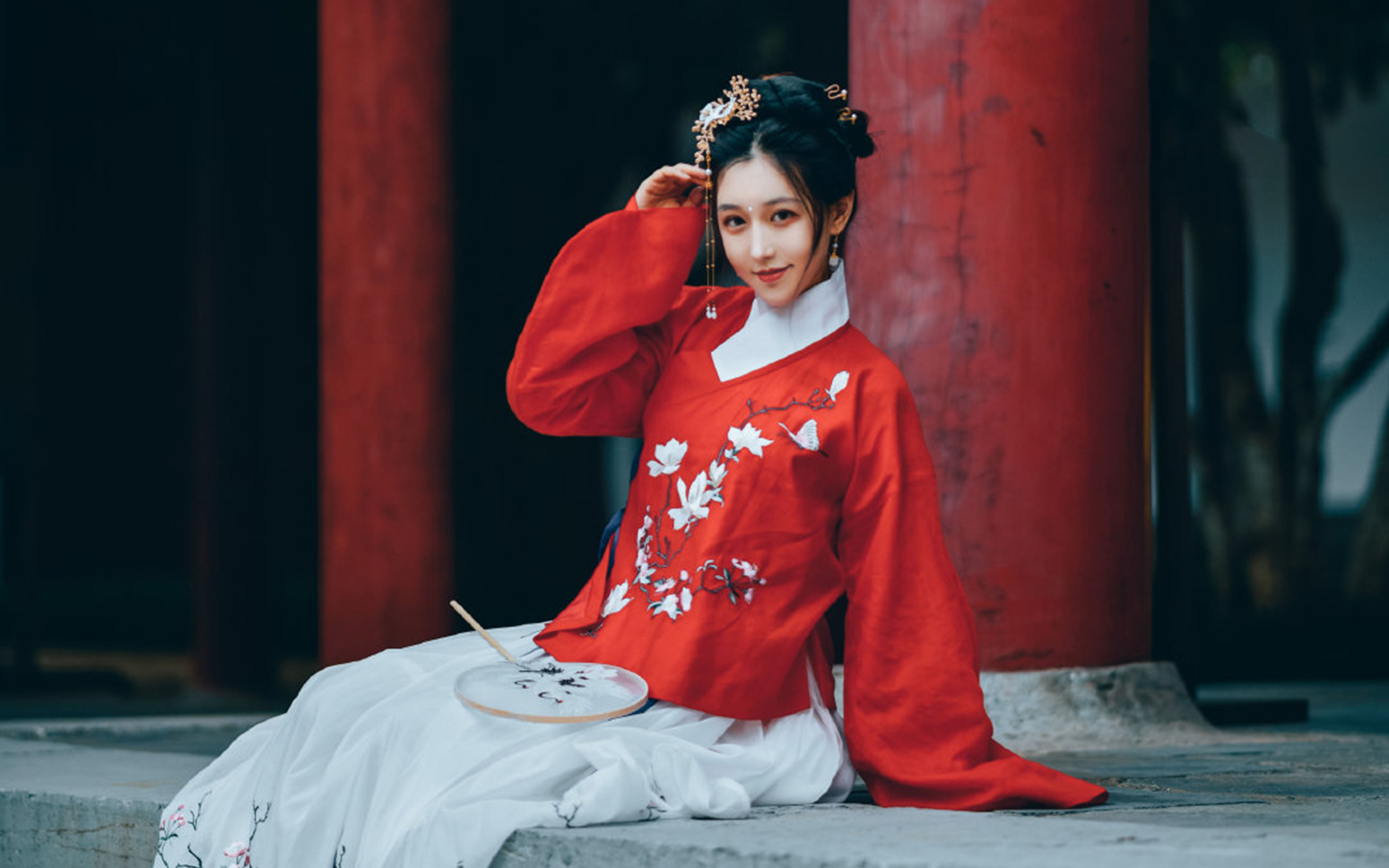 俏皮甜美古装美女高清桌面壁纸