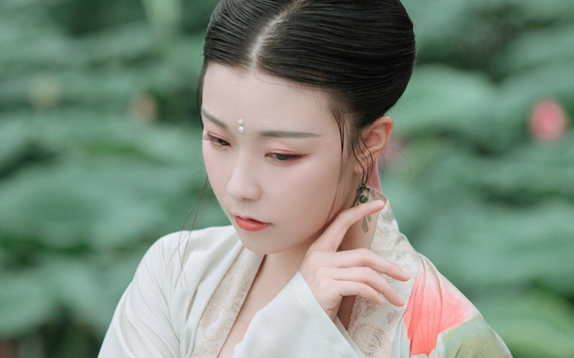 汉服美女荷塘唯美高清桌面壁纸
