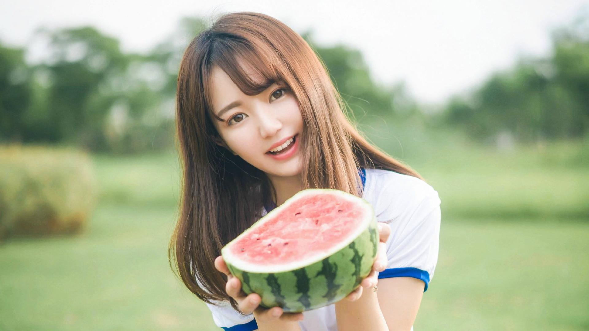 清新运动少女户外写真桌面壁纸