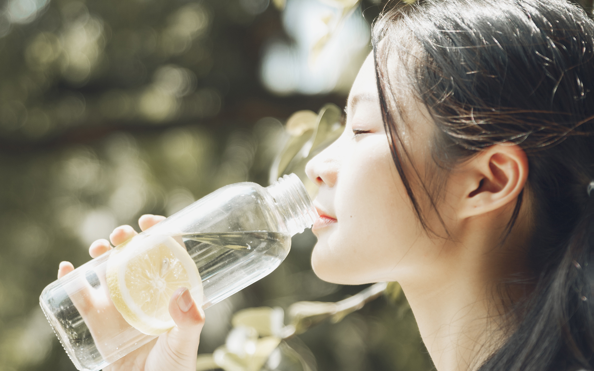 清纯运动装美女高清桌面壁纸