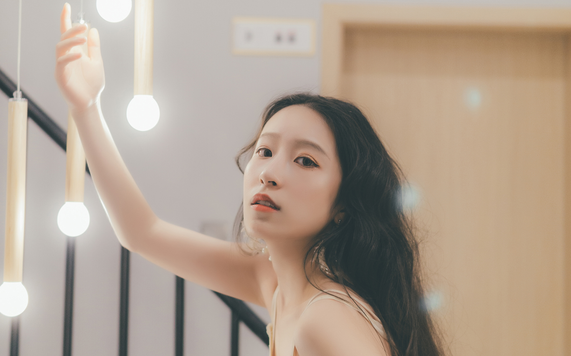 白皙卷发美女唯美高清桌面壁纸