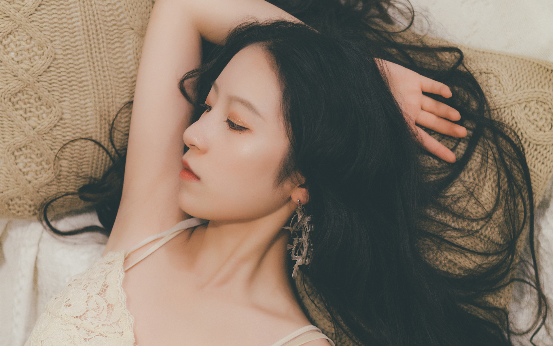 白皙卷发美女唯美高清桌面壁纸