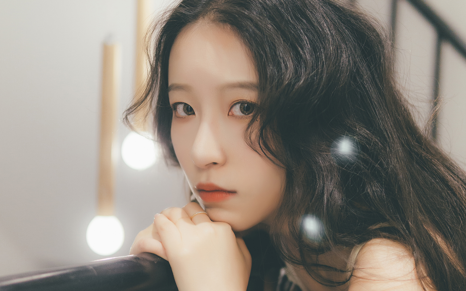 白皙卷发美女唯美高清桌面壁纸