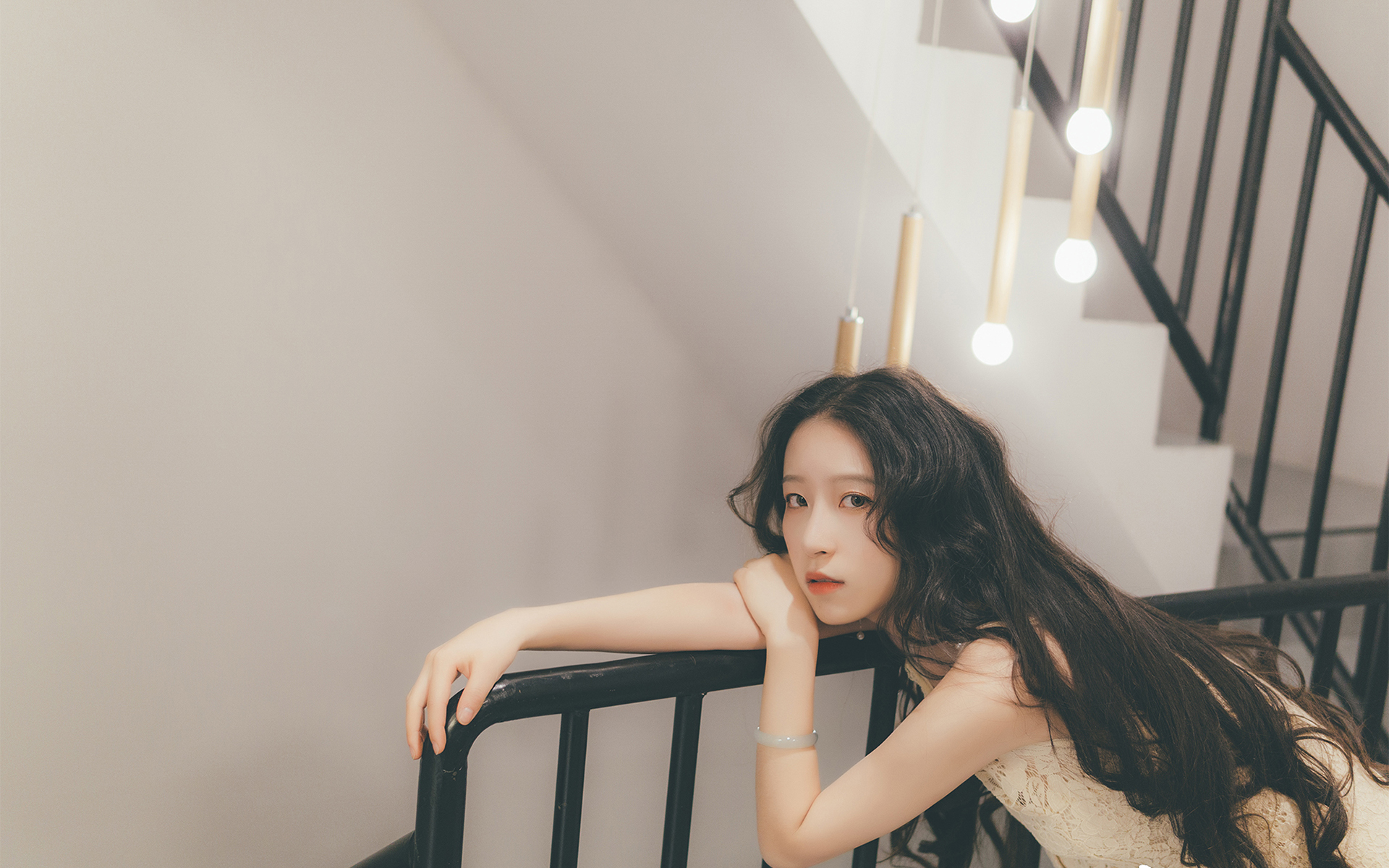 白皙卷发美女唯美高清桌面壁纸