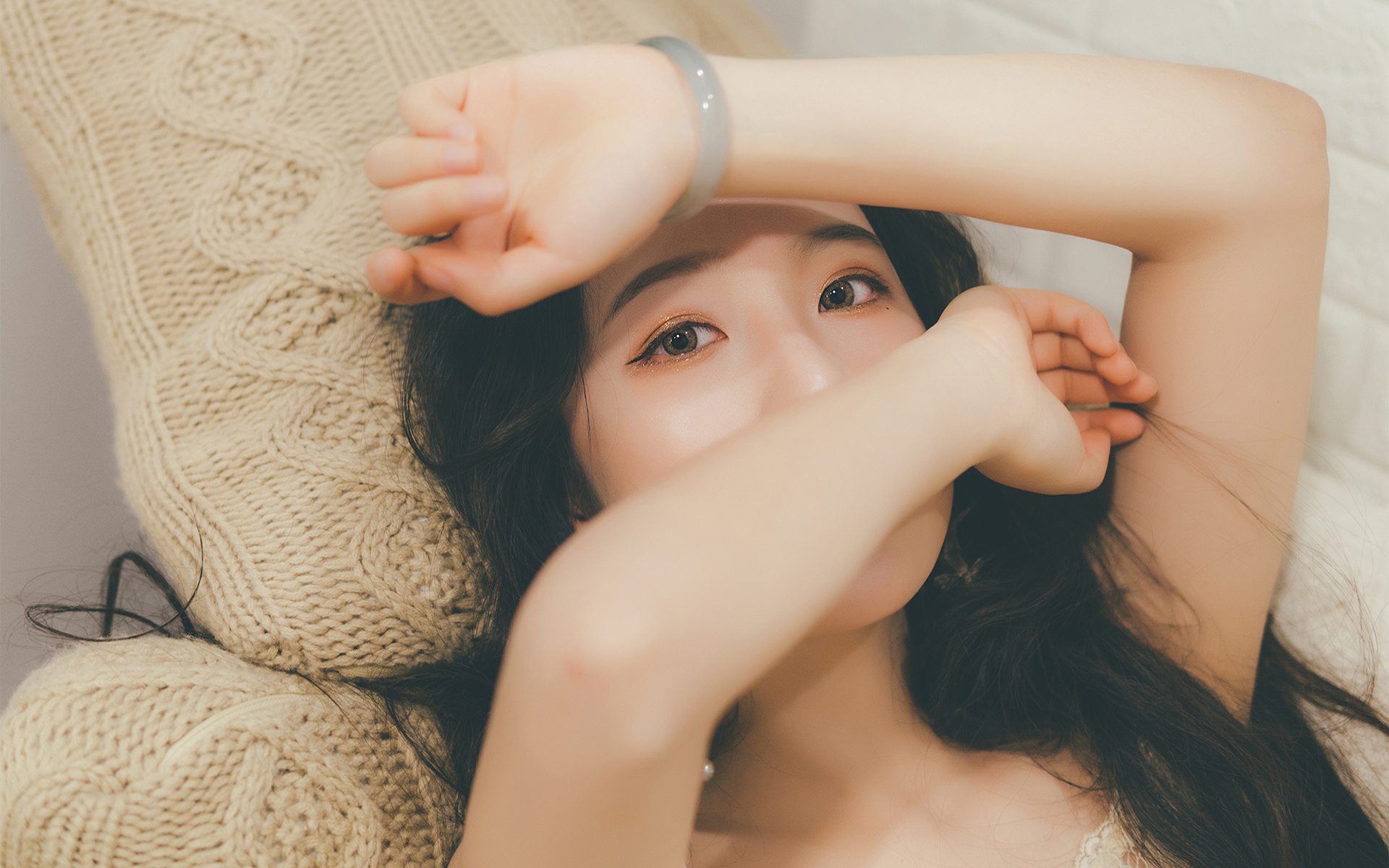白皙卷发美女唯美高清桌面壁纸