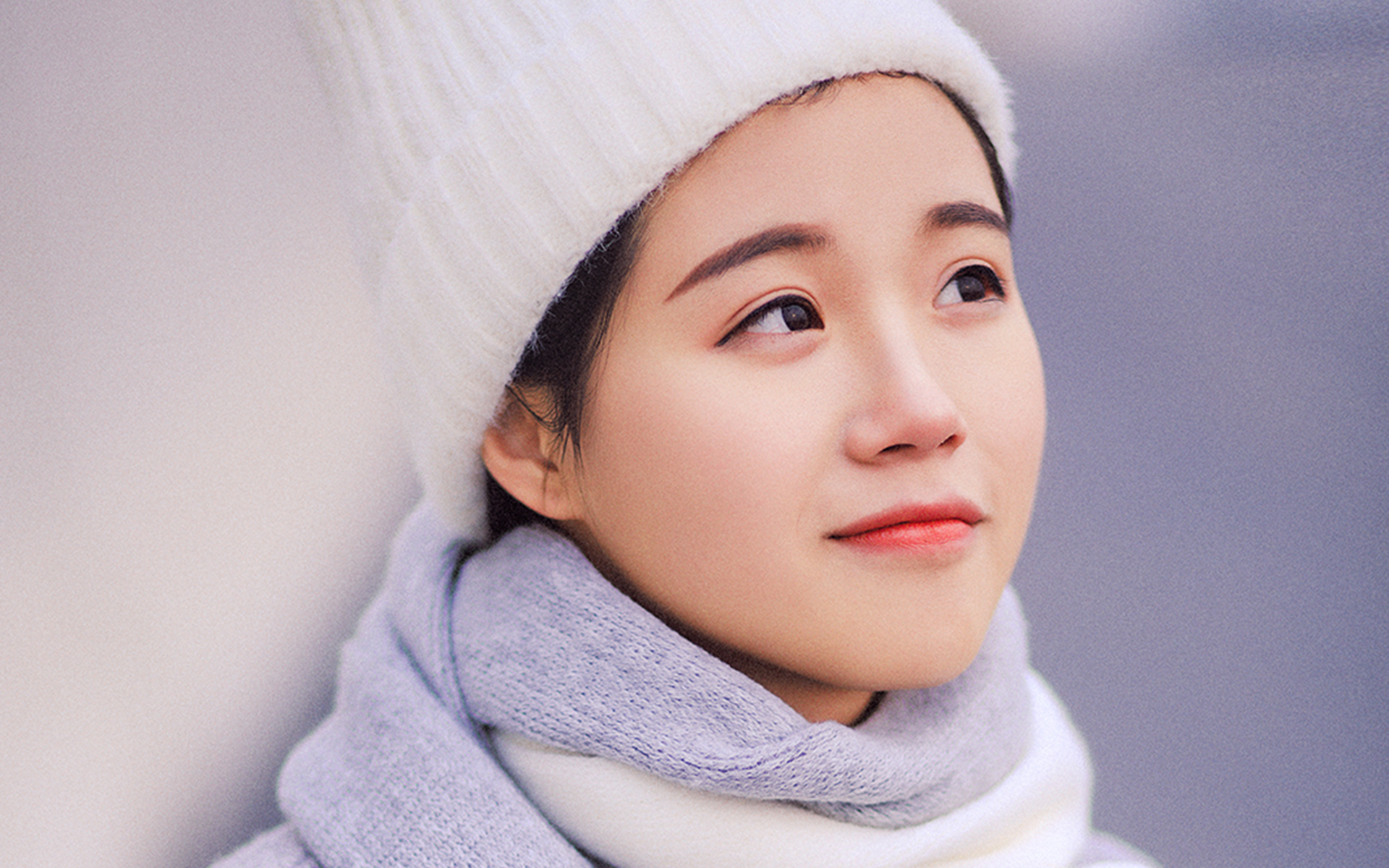可爱俏皮美女冬日高清桌面壁纸