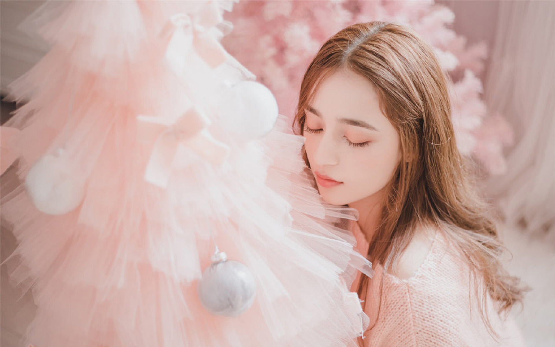 白皙娇嫩美女写真图片桌面壁纸