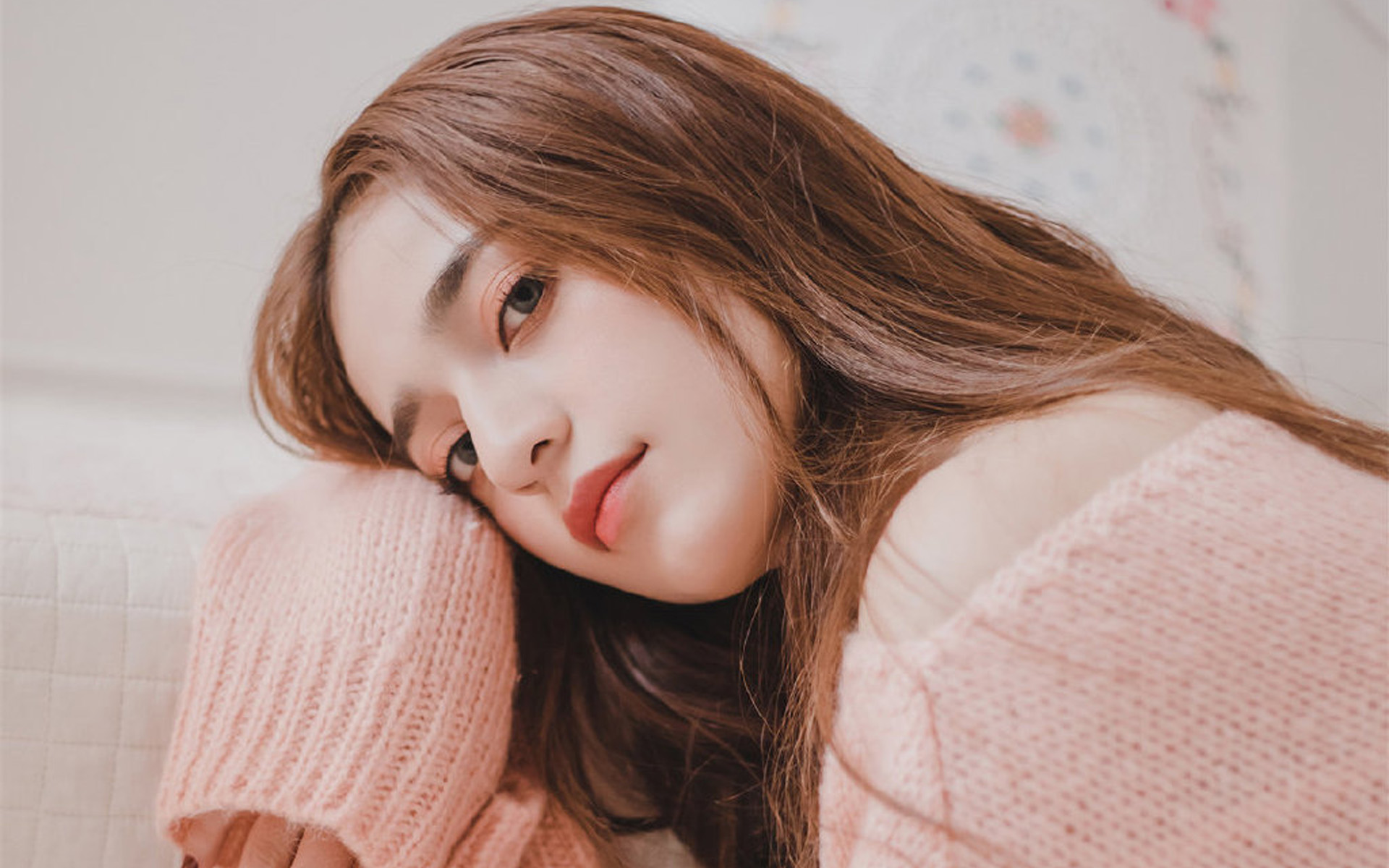 白皙娇嫩美女写真图片桌面壁纸