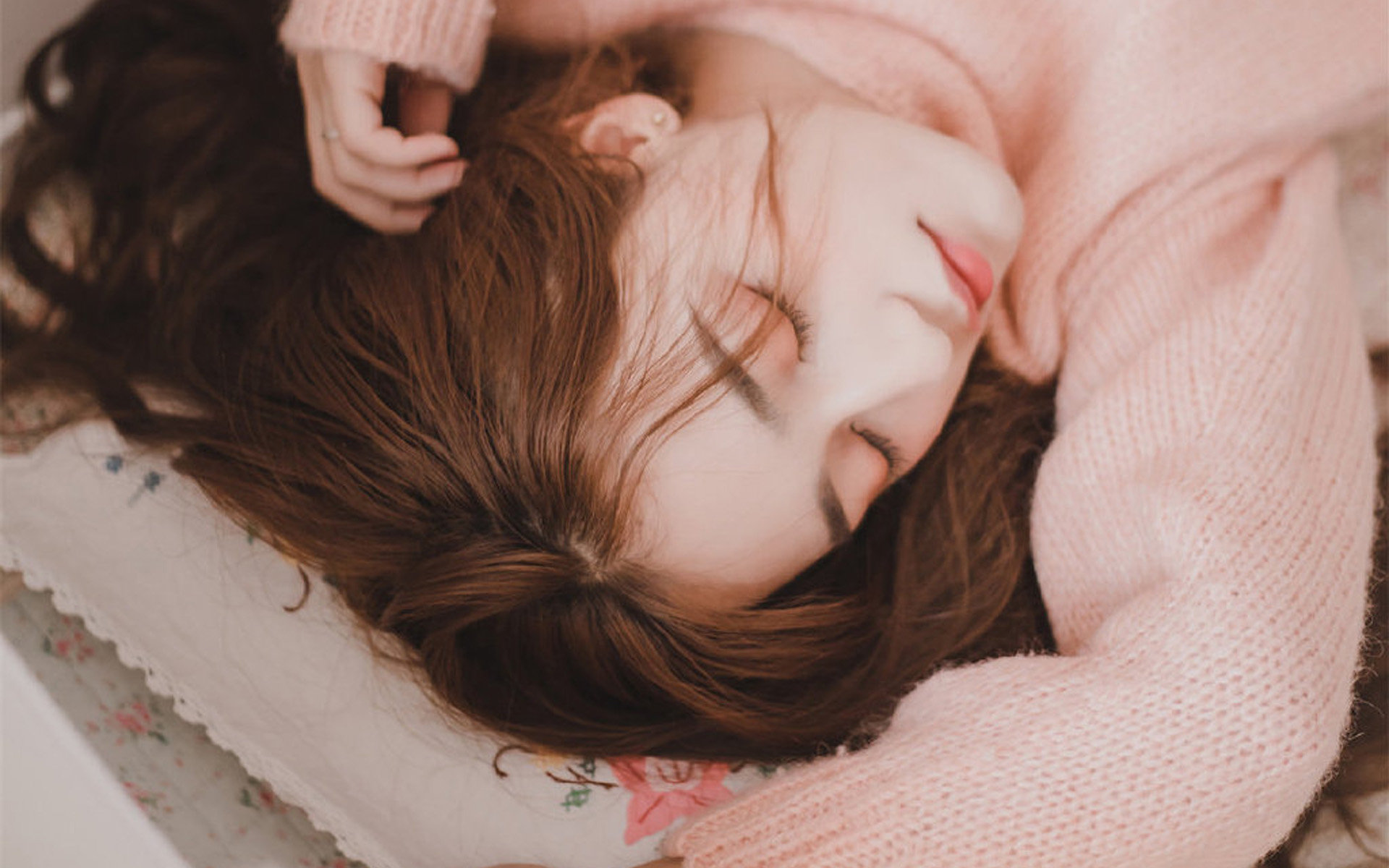 白皙娇嫩美女写真图片桌面壁纸