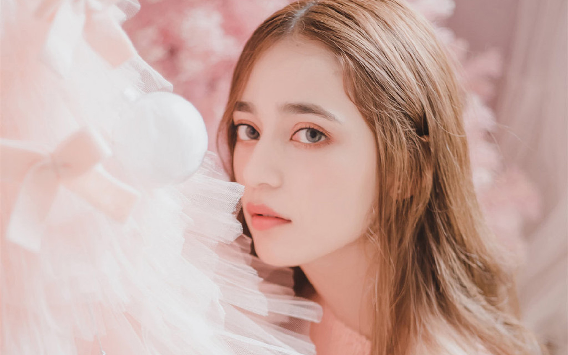 白皙娇嫩美女写真图片桌面壁纸
