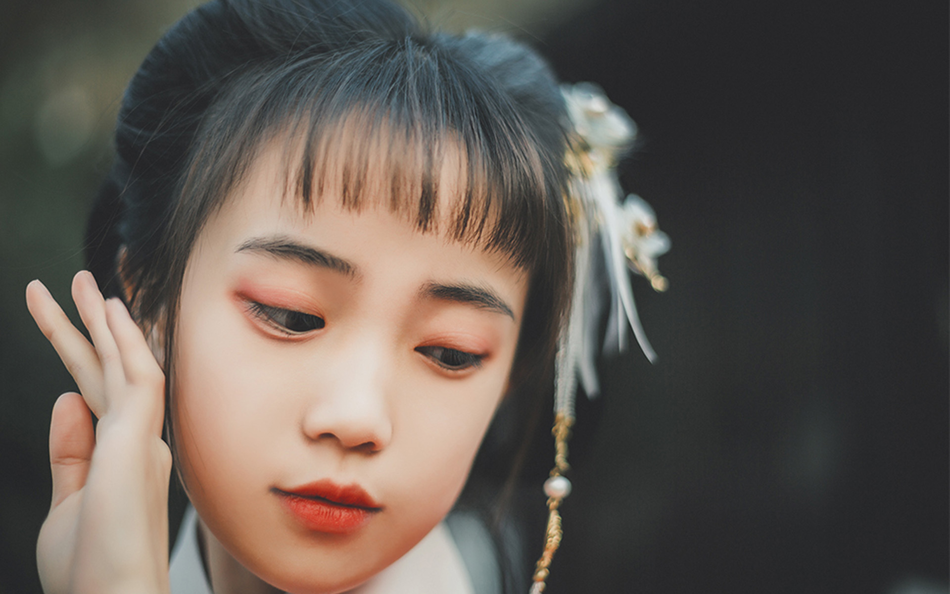 俏丽可人的汉服少女高清桌面壁纸