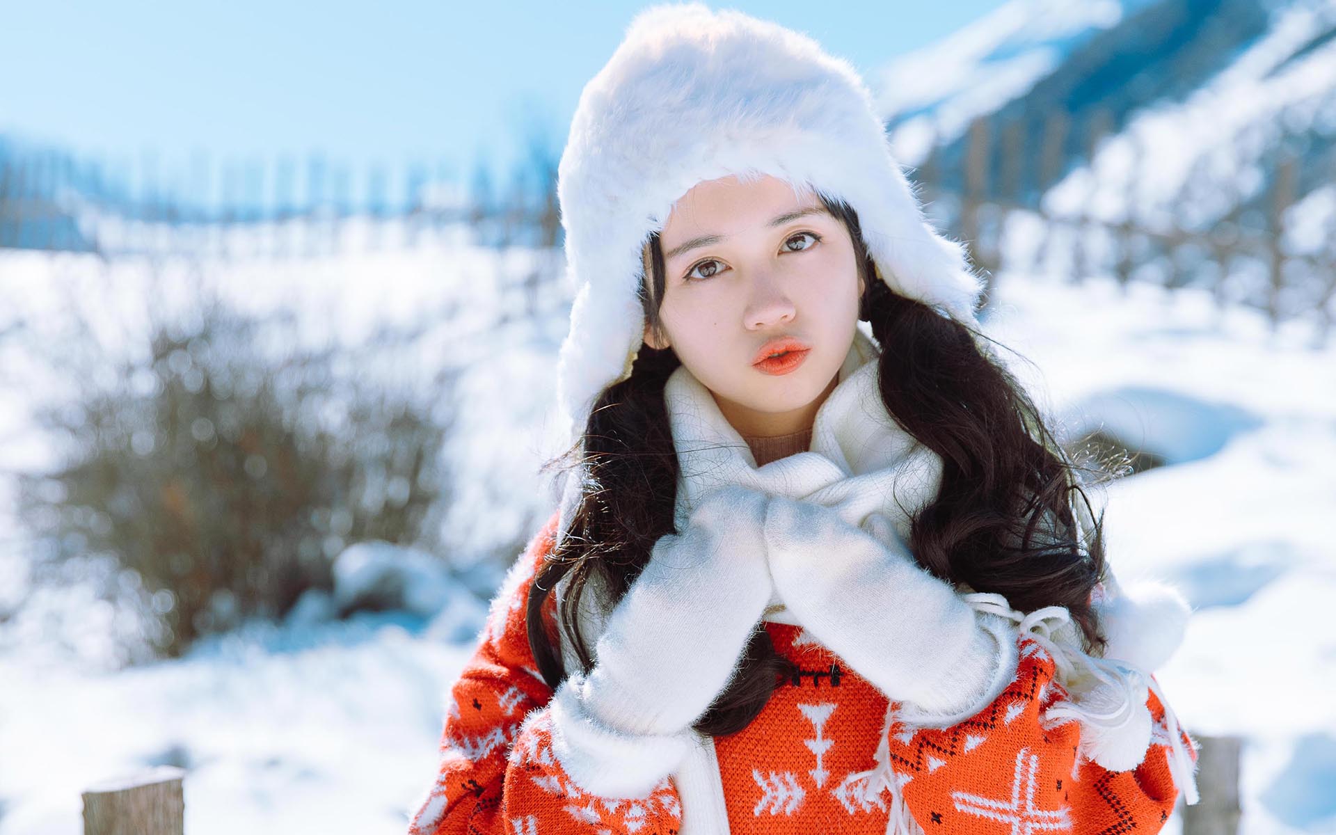 俏丽可爱美女雪中高清桌面壁纸