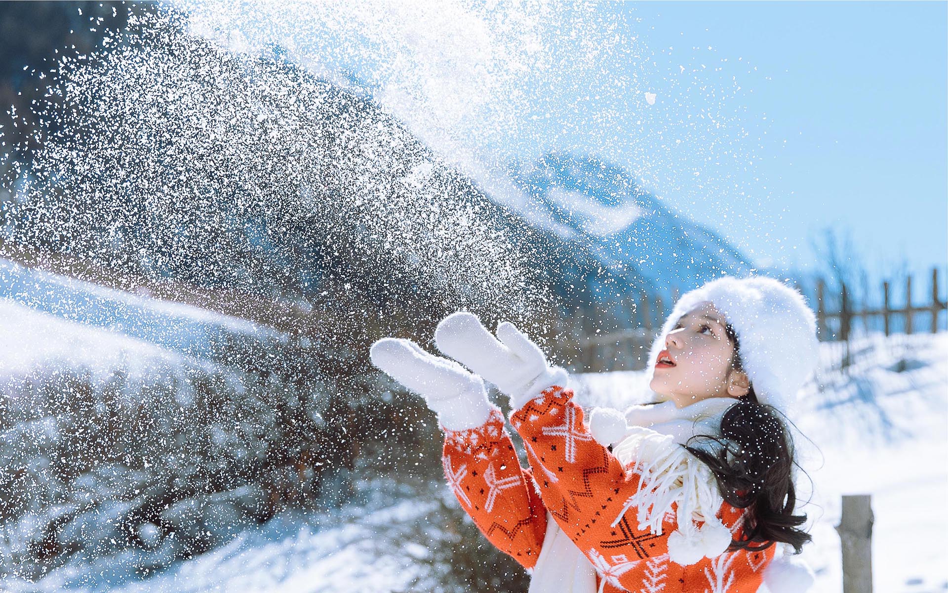 俏丽可爱美女雪中高清桌面壁纸