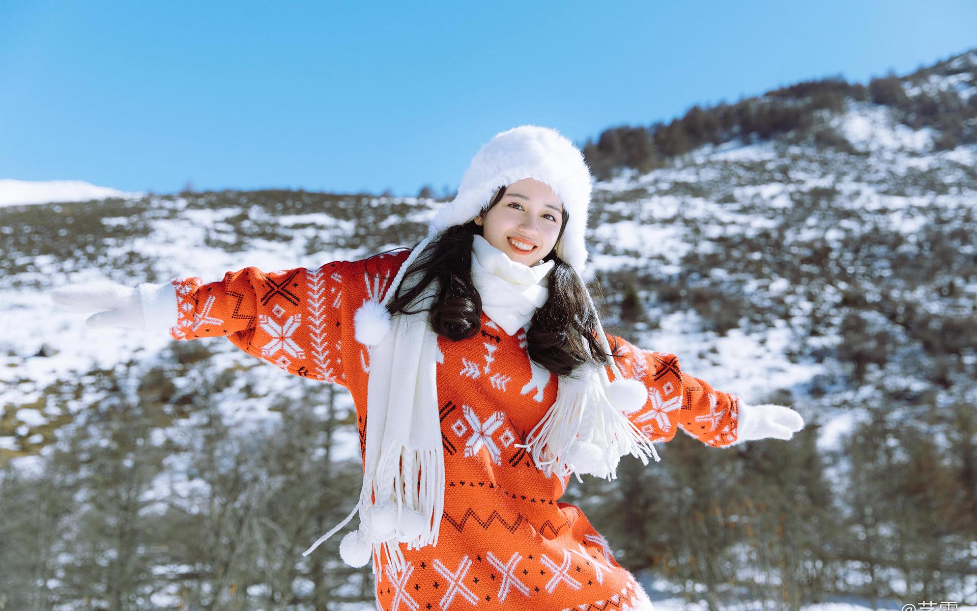 俏丽可爱美女雪中高清桌面壁纸