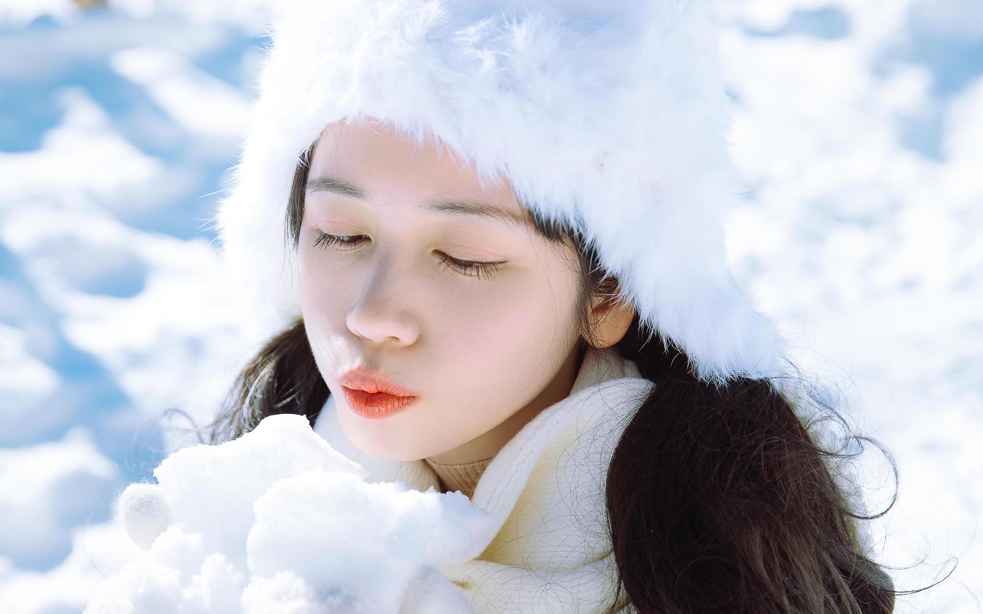 俏丽可爱美女雪中高清桌面壁纸