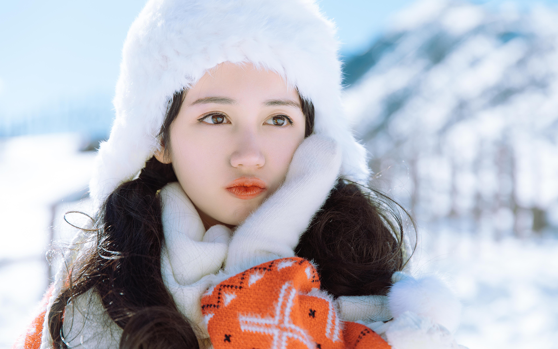 俏丽可爱美女雪中高清桌面壁纸