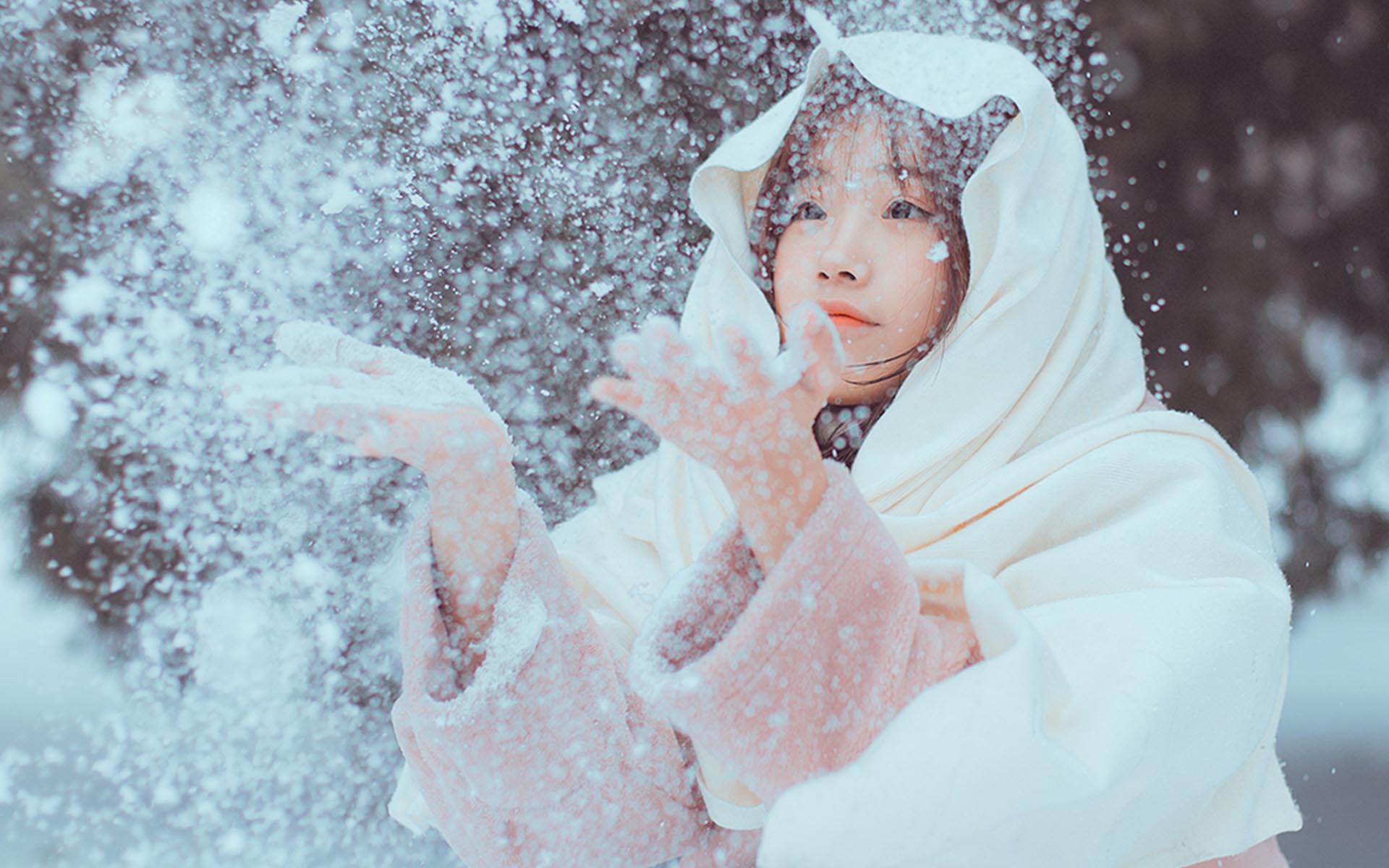 清纯可人美女雪中高清桌面壁纸