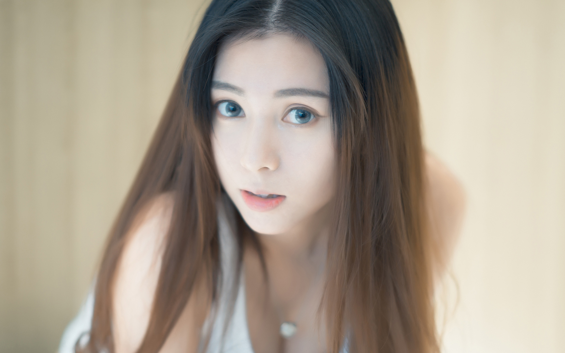 清纯性感美女写真桌面壁纸