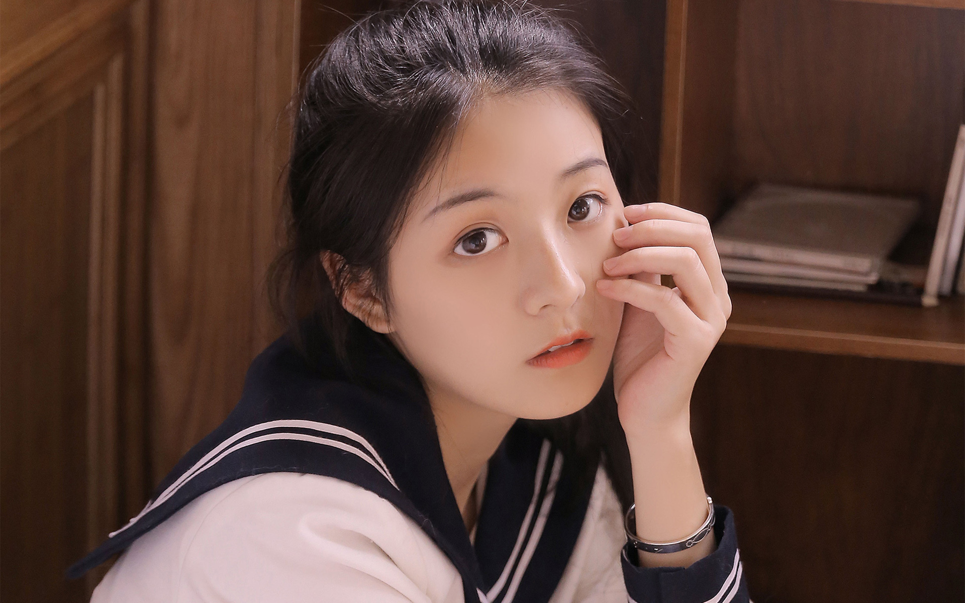 清纯可爱制服美女高清桌面壁纸