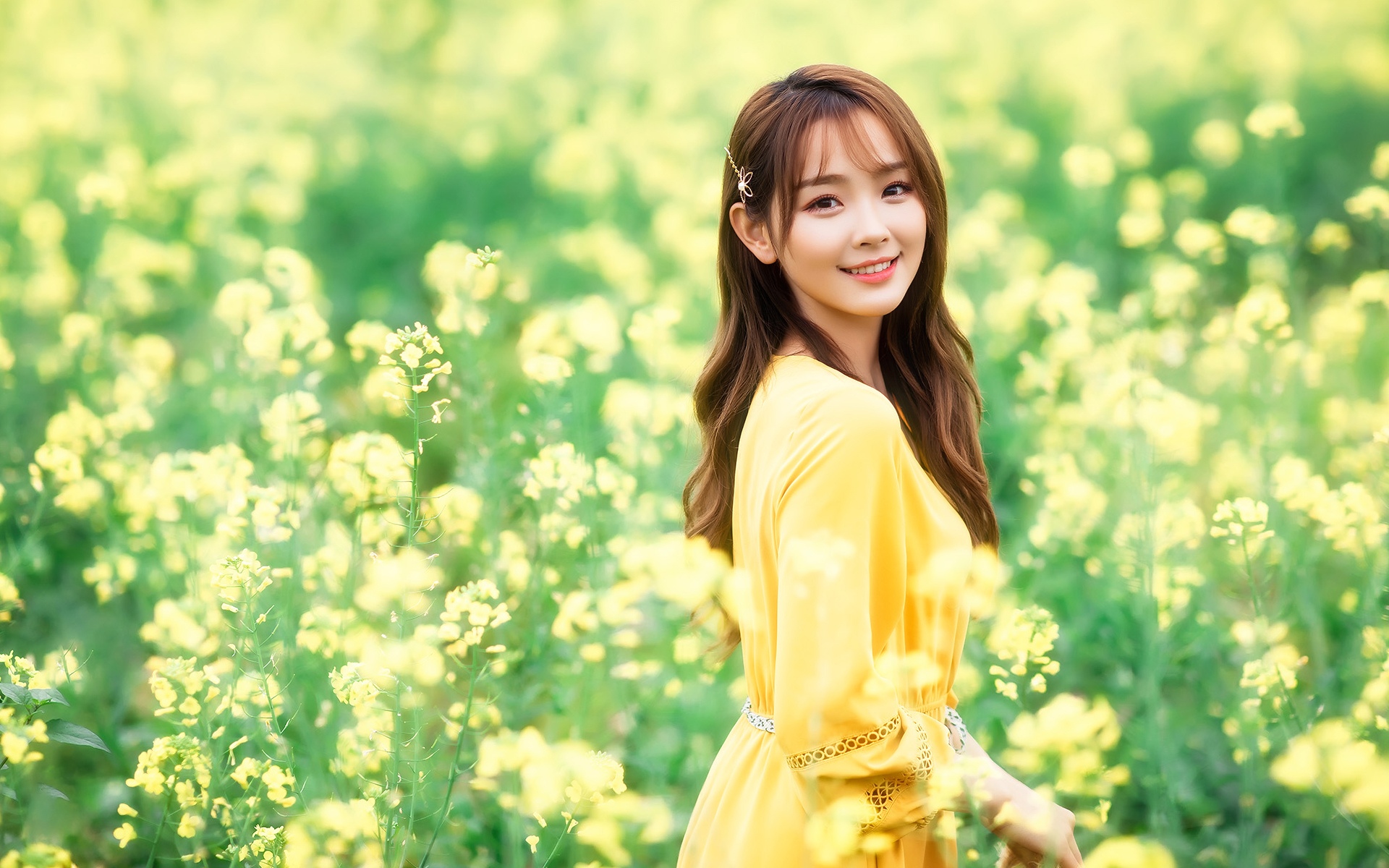 甜美养眼美女花海写真高清桌面壁纸