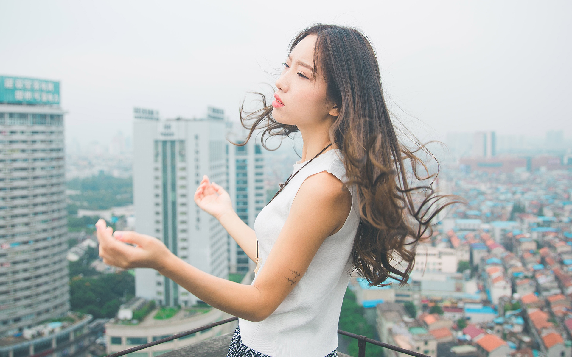 长发美女唯美动人写真桌面壁纸