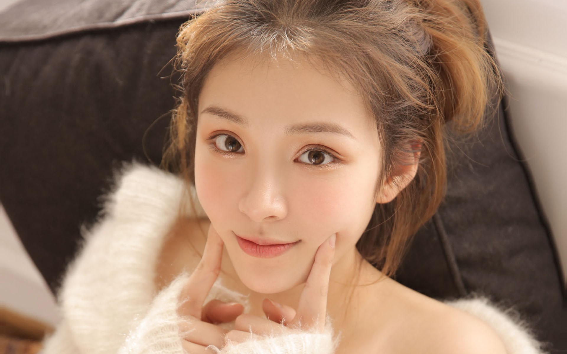 毛衣短裙美女性感写真桌面壁纸