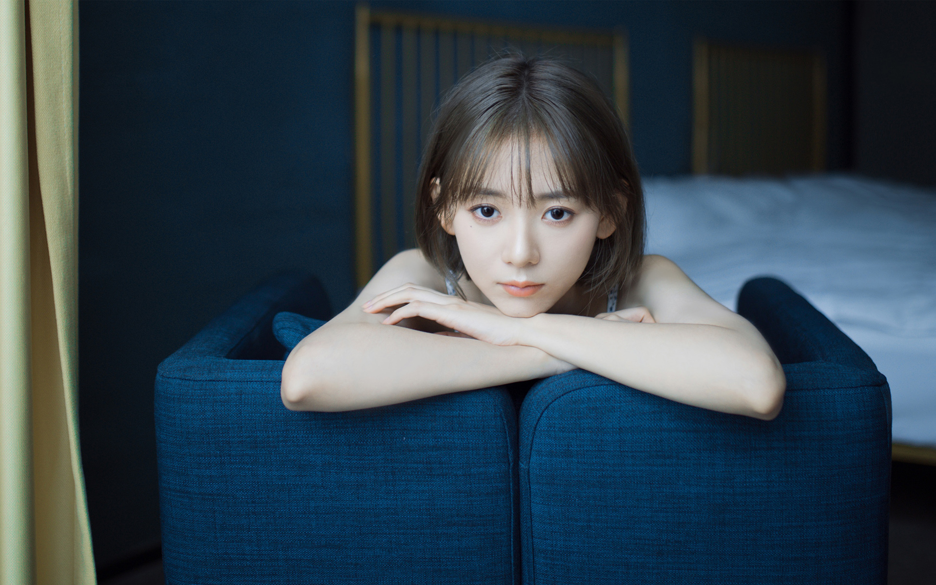 性感吊带美女写真桌面壁纸